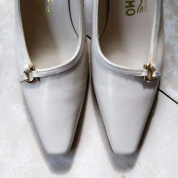 Vtg Ferragamo Cream Logo Block Low Heels 4.5B - Picture 4 of 6